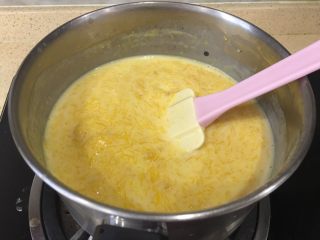 9、香甜南瓜羹,放去小火煮，一直搅拌，直到煮熟。能鼓起来就差不多了