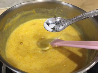 10、香甜南瓜羹,加入0.5克的盐(体鲜