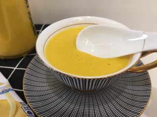 13、香甜南瓜羹,直接打出来的口感已经很滑了，但表面会有小泡。如果不追求完美的，可以直接开喝了。追求完美的接着做下一步