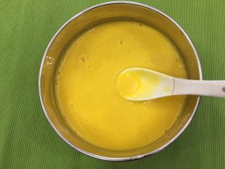 15、香甜南瓜羹,用汤勺在上面不停的转圈，会漏下去快很多