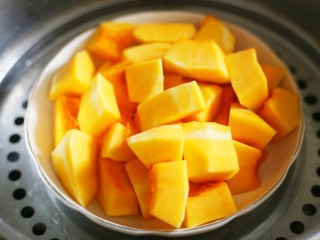 2、南瓜燕麦饼,南瓜洗去皮切小块上锅蒸熟。