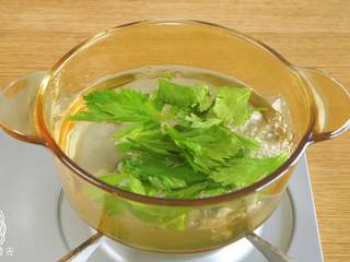 2、12m+米饭香肠,首先,芹菜叶焯水,切碎