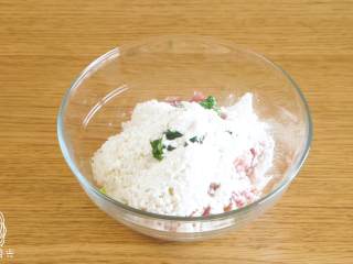 5、12m+米饭香肠,往炒熟的洋葱丁中加入猪肉末、米饭、芹菜碎、低筋面粉、盐,搅拌均匀~