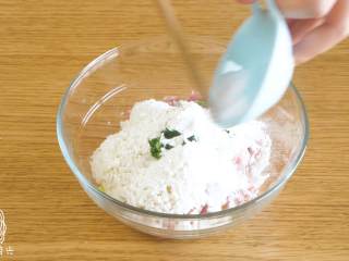 6、12m+米饭香肠,往炒熟的洋葱丁中加入猪肉末、米饭、芹菜碎、低筋面粉、盐,搅拌均匀~