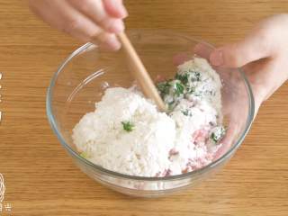 7、12m+米饭香肠,往炒熟的洋葱丁中加入猪肉末、米饭、芹菜碎、低筋面粉、盐,搅拌均匀~