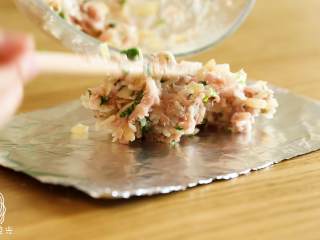 8、12m+米饭香肠,馅儿放在锡纸上~