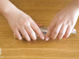 9、12m+米饭香肠,包成棒状,然后两头轻拧~