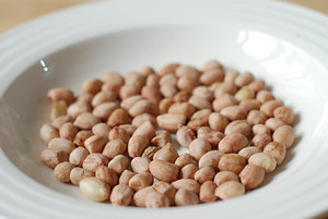 1、牛奶花生浆,将花生米洗净，锅中放水大米烧开。