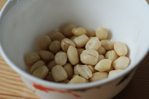 2、牛奶花生浆,将花生放入锅中，2秒后关火，捞出去掉花生皮。