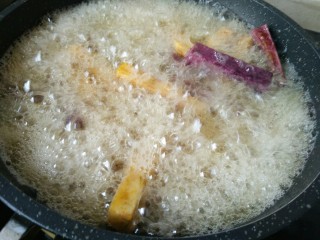 8、双色红薯条,油烧热下入薯条，炸2分钟左右