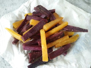 10、双色红薯条,炸好后立马捞出放在厨房纸上，吸一下油