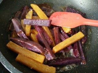 14、双色红薯条,就可以倒入薯条翻拌