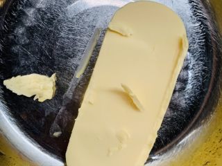 2、天意弄人永不放弃菠菜布丁蛋糕,准备黄油。