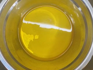 3、天意弄人永不放弃菠菜布丁蛋糕,隔水融化放一边晾温备用。