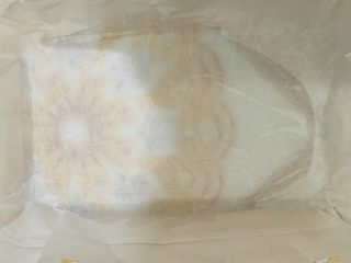 5、天意弄人永不放弃菠菜布丁蛋糕,再铺上油纸比较不怕它跑。