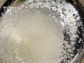 6、天意弄人永不放弃菠菜布丁蛋糕,另一碗里准备100g白糖。