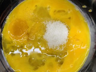 9、天意弄人永不放弃菠菜布丁蛋糕,这里有6个全蛋,再加100g白糖吧。