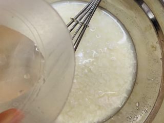 13、天意弄人永不放弃菠菜布丁蛋糕,牛奶加入温水60℃左右。