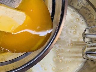 17、天意弄人永不放弃菠菜布丁蛋糕,倒入蛋黄糊里。