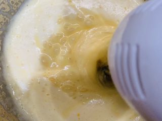 18、天意弄人永不放弃菠菜布丁蛋糕,打发均匀。