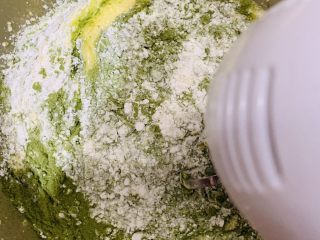 22、天意弄人永不放弃菠菜布丁蛋糕,先用搅拌头搅拌均匀。