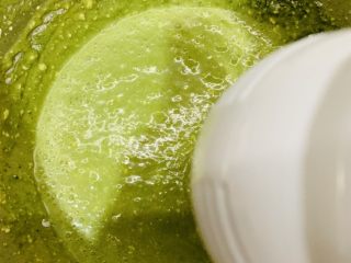 23、天意弄人永不放弃菠菜布丁蛋糕,再高速打发搅拌均匀。