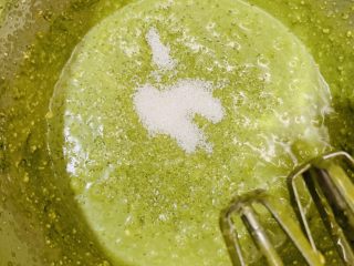 24、天意弄人永不放弃菠菜布丁蛋糕,再加入100g白糖。