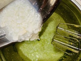 26、天意弄人永不放弃菠菜布丁蛋糕,搅拌均匀后再加入牛奶。