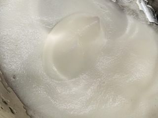 35、天意弄人永不放弃菠菜布丁蛋糕,再取一个鸡蛋打发蛋白,加入5g糖粉,不可以有蛋黄啊!