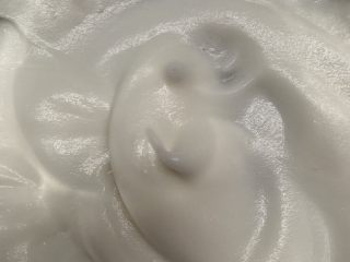 36、天意弄人永不放弃菠菜布丁蛋糕,低速打发到密集小泡都没了再加5g糖粉。