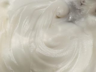 37、天意弄人永不放弃菠菜布丁蛋糕,最后加入5g糖粉打发到有明显花纹就可以了。