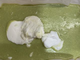 39、天意弄人永不放弃菠菜布丁蛋糕,蛋白霜倒入面糊里。