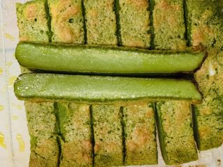 47、天意弄人永不放弃菠菜布丁蛋糕,切长条。
