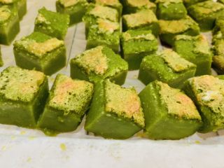 48、天意弄人永不放弃菠菜布丁蛋糕,再切正方小块。