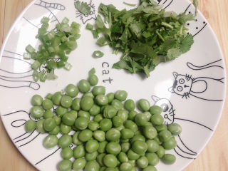 2、萝卜肉丸汤,小葱和香菜切碎待用。