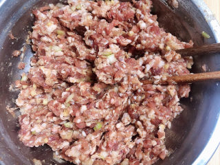 7、萝卜肉丸汤,将肉馅充分搅拌均匀。