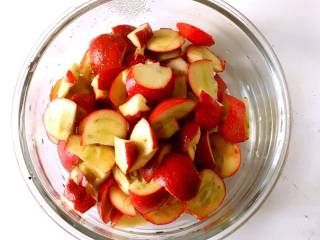 1、山楂糕,冲洗干净后，沥干水分，去核。