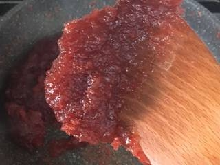 5、山楂糕,开中小火慢慢熬煮，不停搅拌，防止糊锅，所以妈妈要有点耐心哦。熬到勺子上的泥状侧立起来不会轻易滴落的状态。