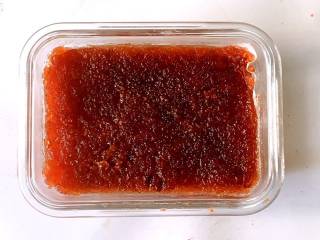 6、山楂糕,准备模具，底部铺一张纸或模具刷上一层植物油，将山楂泥倒进去，用勺背抹平表面，放到冰箱冷藏4个小时以上。