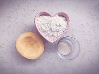 1、南瓜发糕 宝宝辅食,准备食材，90g南瓜，100g低筋面粉，2g酵母粉