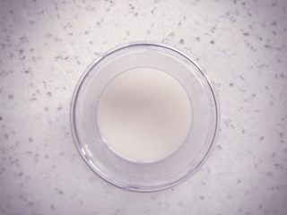 3、南瓜发糕 宝宝辅食,酵母用温水泡开，养一会，水温在40度左右即可