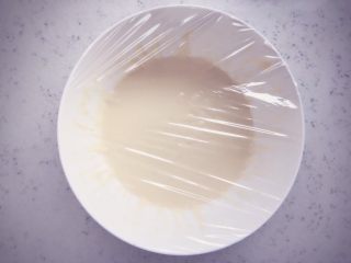 6、南瓜发糕 宝宝辅食,封上保鲜膜，现在温度高，放置温暖的地方发酵40分钟左右即可