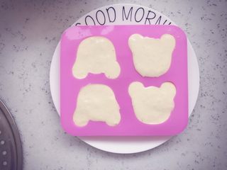 8、南瓜发糕 宝宝辅食,将面糊倒入模具中，模具可以刷一层油，更容易脱模，轻轻震出气泡