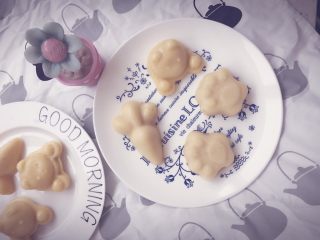 11、南瓜发糕 宝宝辅食,取出倒扣，放凉后轻轻脱模，南瓜发糕就做好了