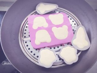 10、南瓜发糕 宝宝辅食,冷水上锅，大火烧开后转小火蒸20分钟，不要马上打开锅盖，继续焖5分钟