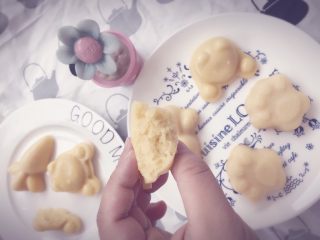 12、南瓜发糕 宝宝辅食,南瓜发糕很松软，很适合给宝宝吃，自己拿着吃没问题～
