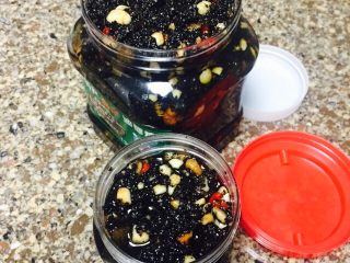 1、油醪糟,将所有食材准备好，此处省略图片。花生炒熟压碎（注意不要太碎了，否则没有嚼劲，吃起来不香），核桃剥好压碎，红枣撕碎备用。