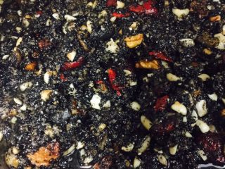 2、油醪糟,猪油放入锅中化开后，放入所有食材。小火慢炒20分钟。