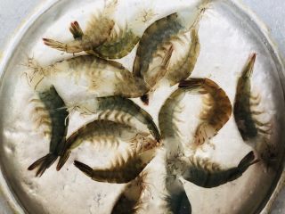 2、蔬菜虾仁粥（2-3人份）,去头去虾线