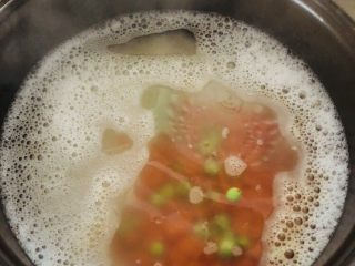 14、蔬菜虾仁粥（2-3人份）,大米下锅煮二十分钟左右放入胡萝卜和荷兰豆
